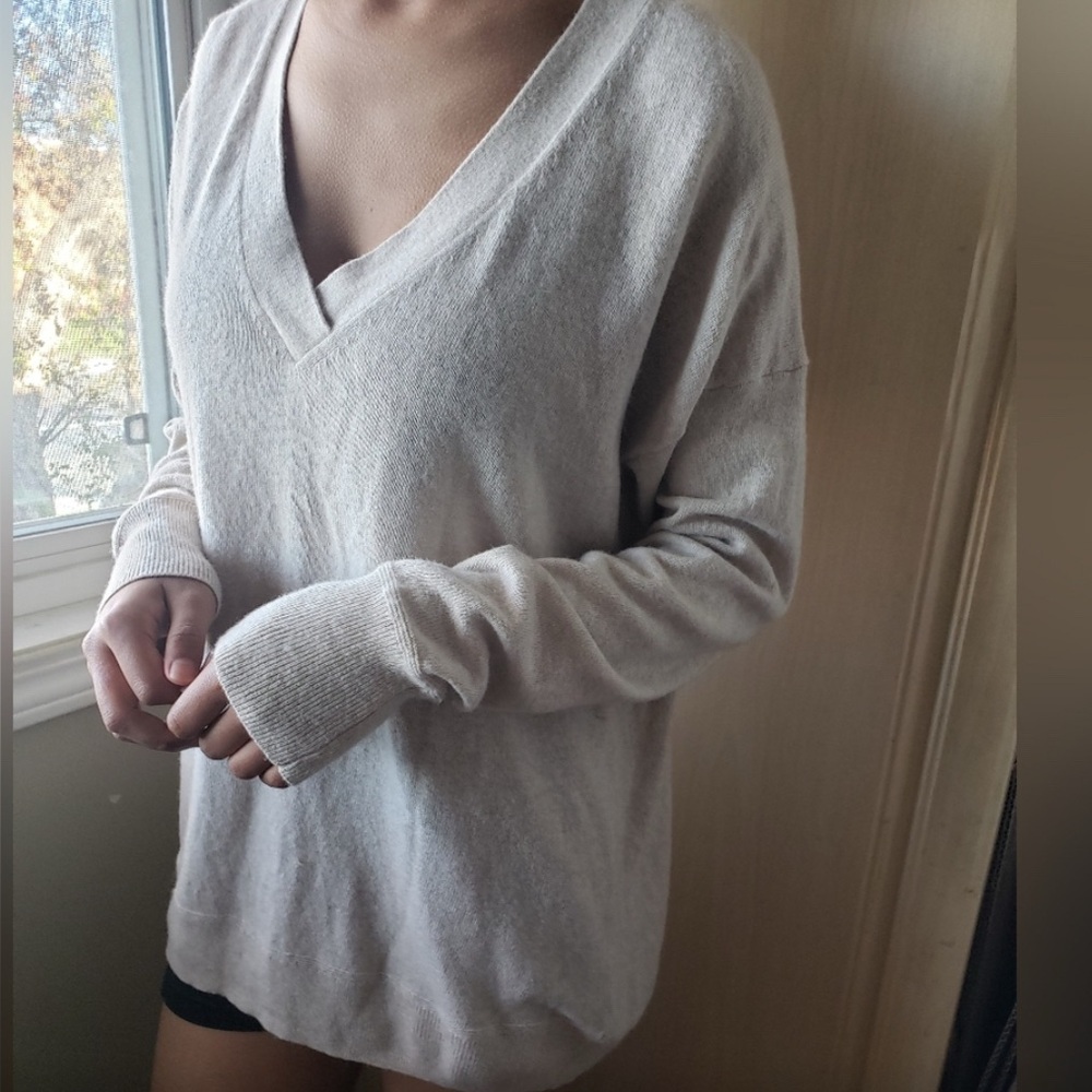 Banana Republic Cream V-neck Cashmere & Merino Wool Blend Sweater - Size Large